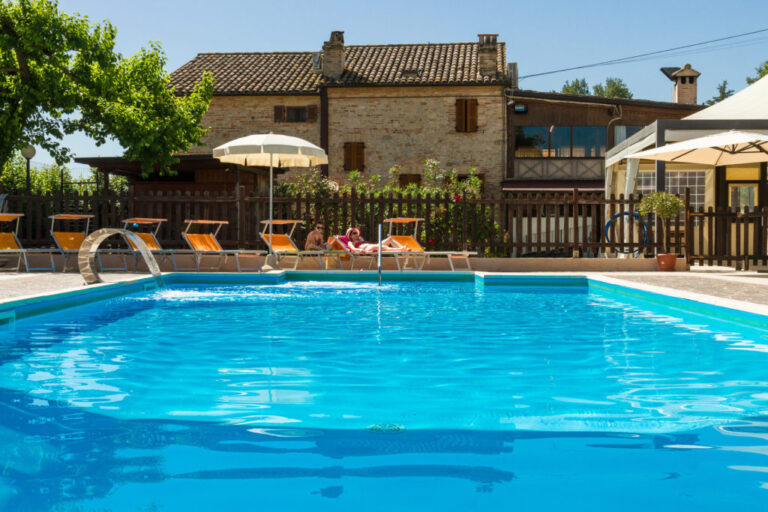 piscina riscaldata agriturismo marche 9 1024x683 1 768x512